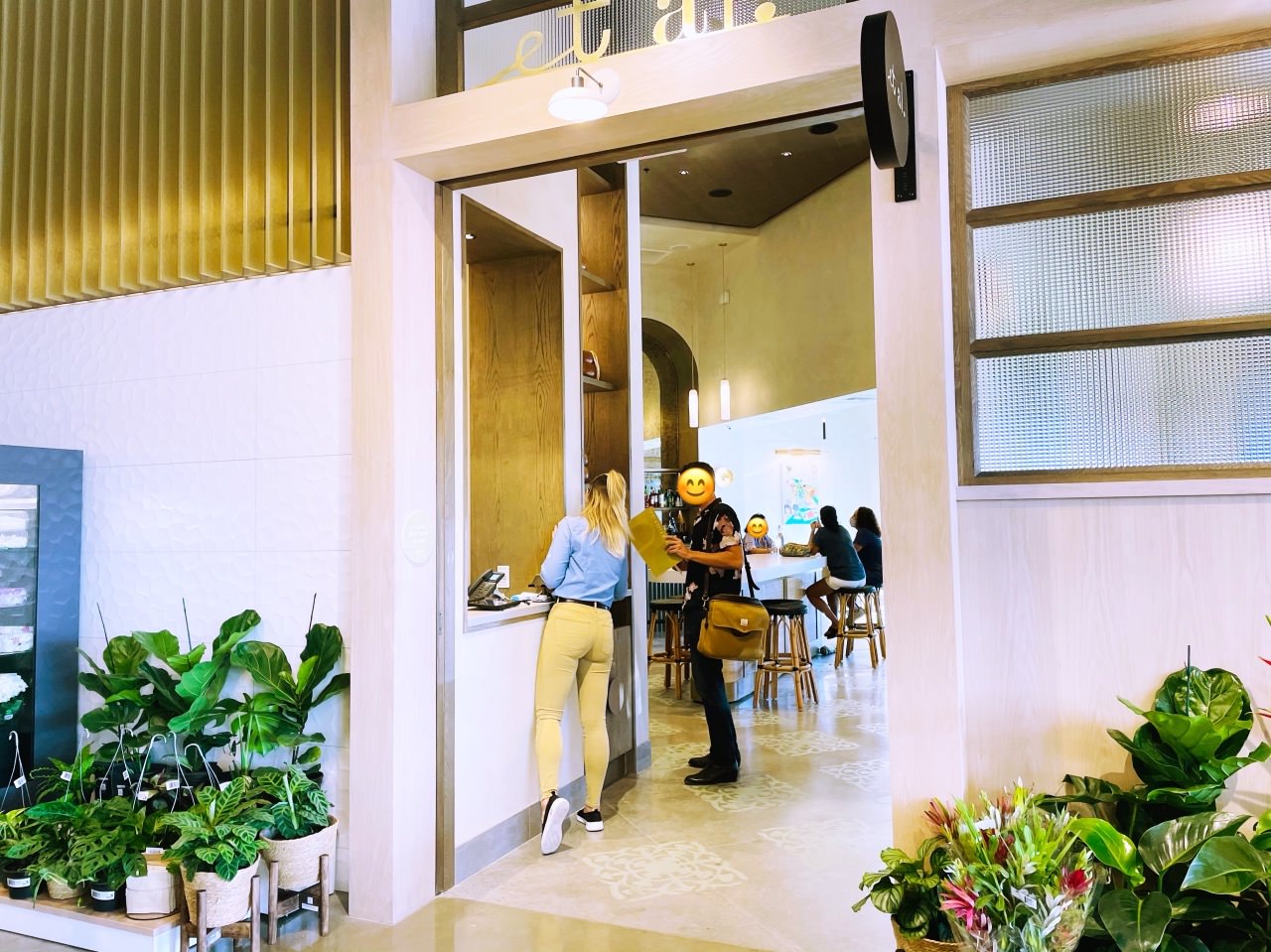 カハラマーケットレストラン「エタァル」入口