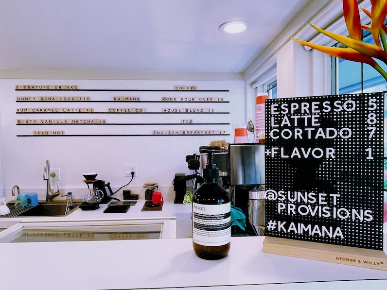 カイマナビーチホテルのカフェ「kaimana coffee co./sunset provisions」のカウンター