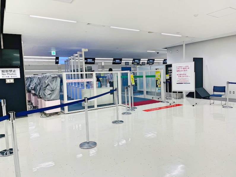 成田空港入国検査場への導線