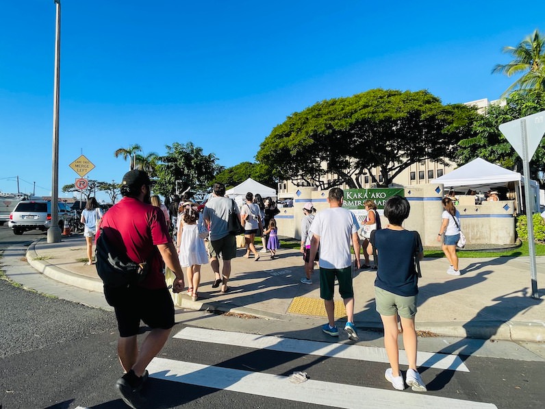 カカアコファーマーズマーケットの横断歩道