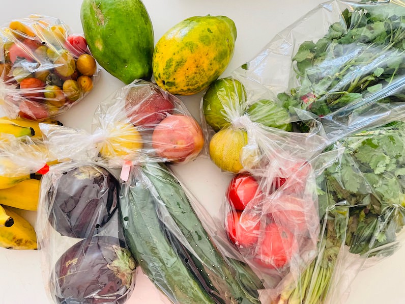 カカアコファーマーズマーケットの野菜とフルーツ