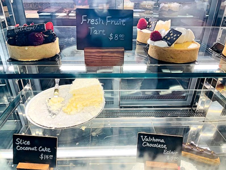 「ハレクラニベーカリー＆レストラン」のケーキショーケース