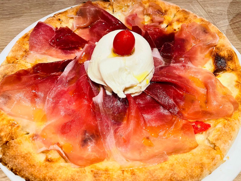 「アランチーノ・ディ・マーレ」の「生ハムとフレッシュなブラータチーズのピッツァ」
