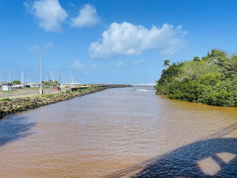 ハレイワの「アナフル・ブリッジ（Anahulu Bridge）」から川を見る