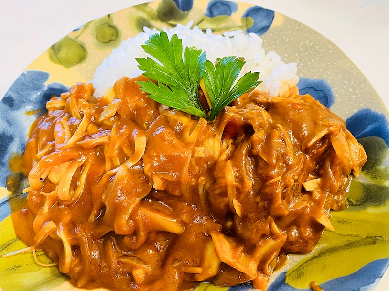 盛り付けたジャックフルーツカレー