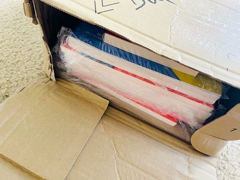 日本からハワイに届いたアマゾンからの荷物、ダンボール空いてた