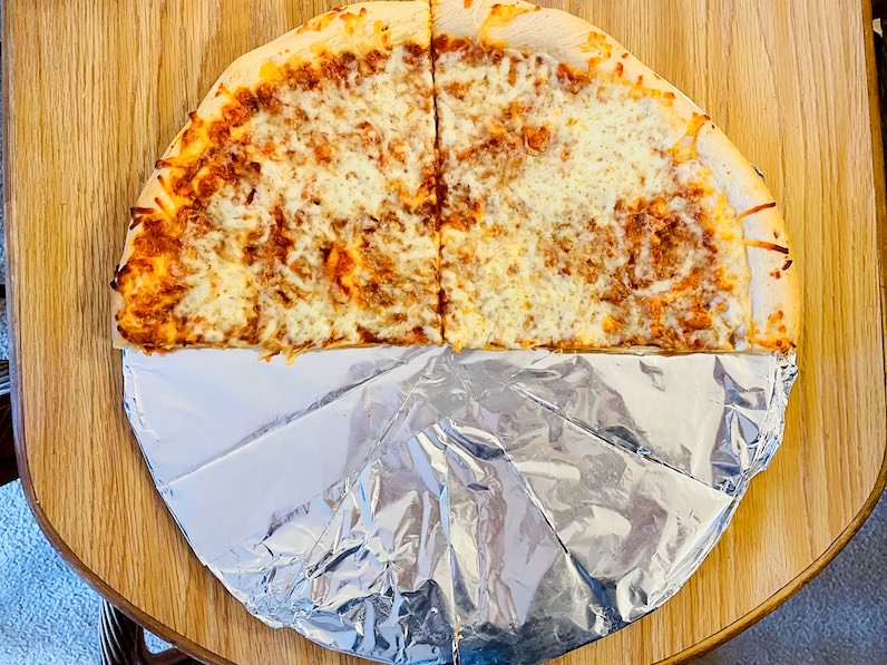 ホールフーズのチーズピザ半分しか食べられない