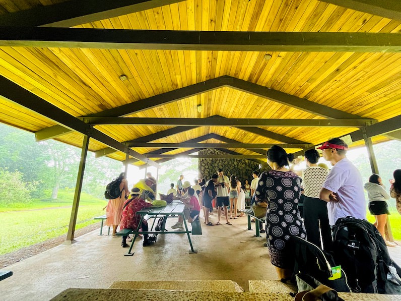 ホオマルヒア植物園で大雨から避難する人々
