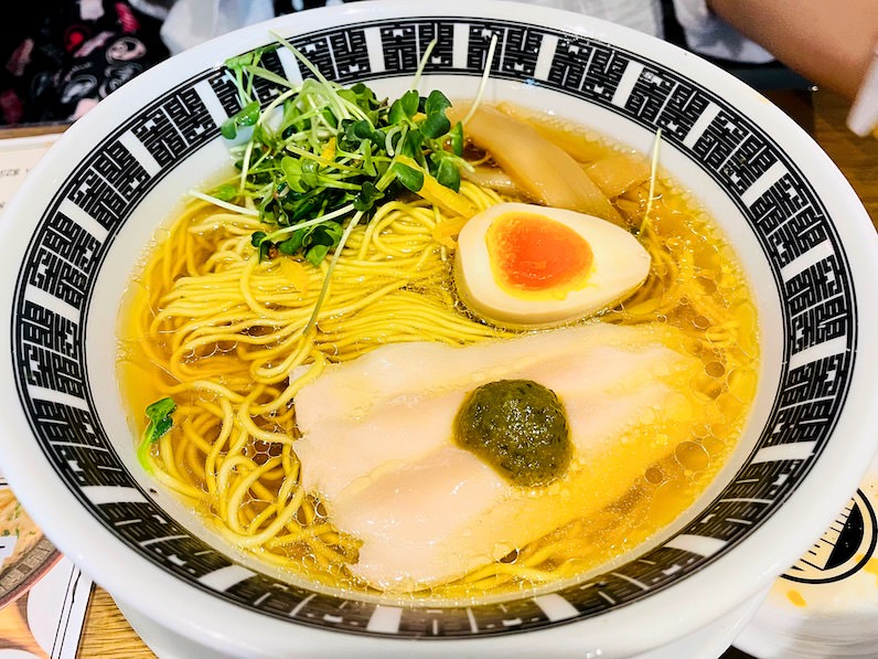 ワイキキの「竈(かまど)ラーメン・タバーン」のゆず塩ラーメン