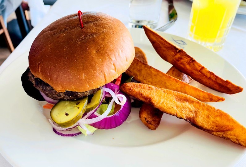 ペスカワイキキビーチのクラシックバーガー