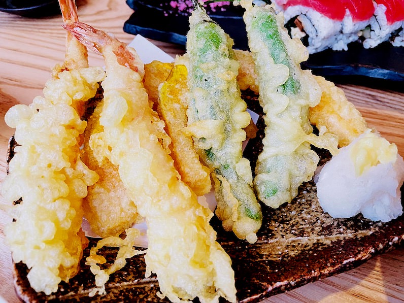 「ZIGU （ジグ）」の海老とローカル野菜の天ぷら盛り合わせ