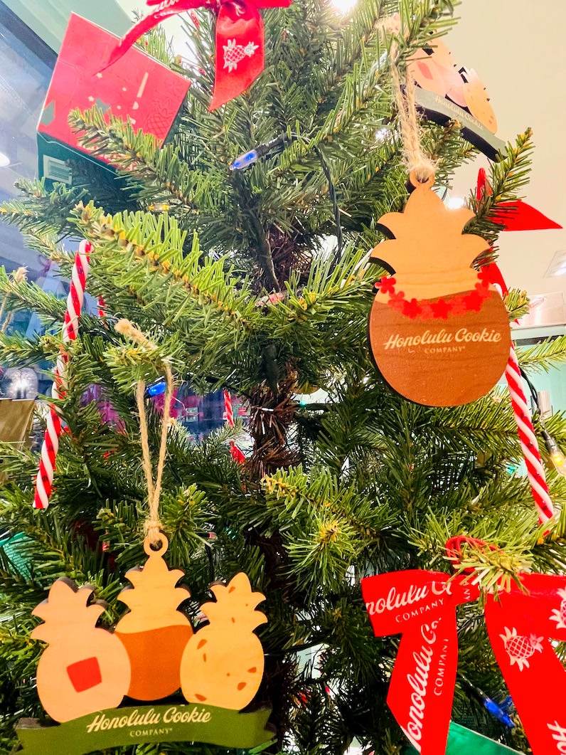 ホノルルクッキーカンパニーのクリスマスのオーナメントを飾ったツリー