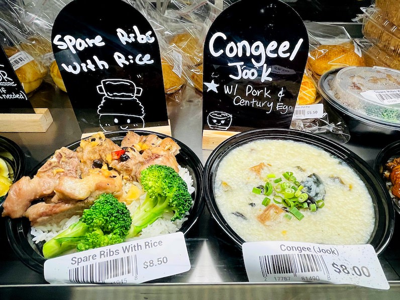 ヤン・イー・キー・ディムサム・フードコート店の丼ものとお粥